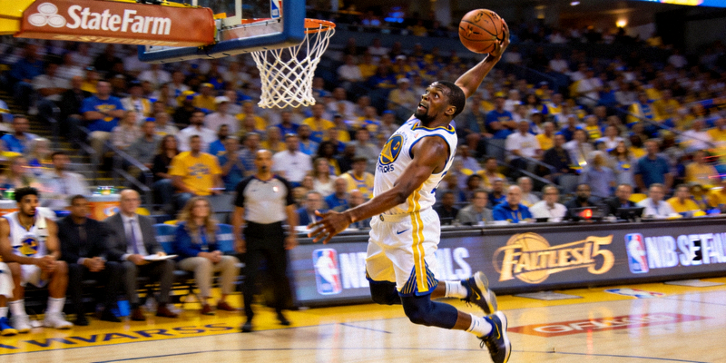 NBA总决赛第七场关键时刻，球员跃起投篮